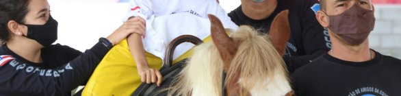 Cavalaria da PM de Feira ajuda crianças com paralisia cerebral