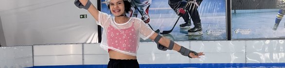Pista olímpica de patinação no gelo garante diversão para toda família em Feira 