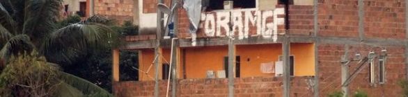 Diante de muro pichado com protesto, treino tem dispensado como titular