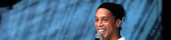 Sem previsão de estreia, Ronaldinho terá de voltar ao Brasil para obter visto