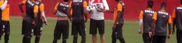 Mancini orienta treino de fundamentos no Vitória; Maicon Silva volta a treinar