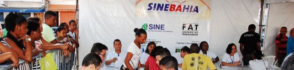 Unidade móvel do SineBahia atende 320 pessoas em Periperi