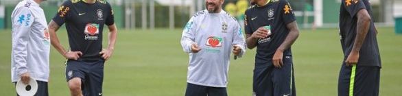 Renato Augusto, Paulinho e Gil iniciam treinos da Seleção no CT do Palmeiras